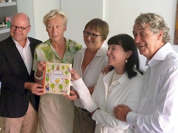 von links: OB Markus Lewe, Gertrud Posch (Text), Anne Mußenbrock (Illustratorin), Jugendamtsleiterin Anna Pohl, Verleger Wolfgang Hölker